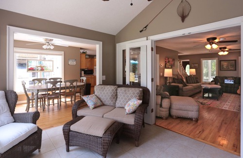 Townville House | Tranquil, Close to the Water, Swim/Boat Dock, Hot Tub, Fireplace, Misty Mornin's