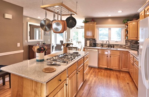 Townville House | Tranquil, Close to the Water, Swim/Boat Dock, Hot Tub, Fireplace, Misty Mornin's
