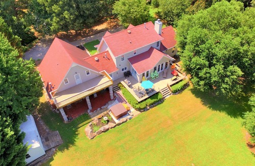 Townville House | Tranquil, Close to the Water, Swim/Boat Dock, Hot Tub, Fireplace, Misty Mornin's