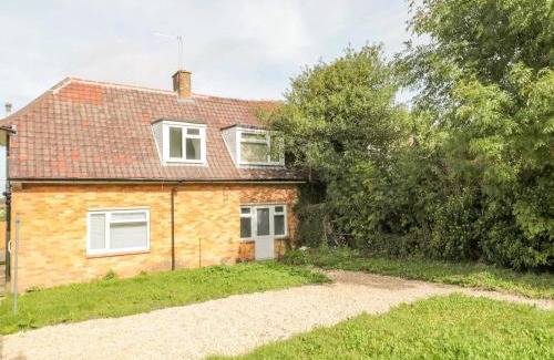 Bushton House | Tranquil Clyffe Cottage