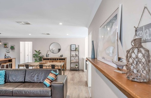 Dawesville House | Tranquil Coastal Escape - 4BR Retreat with Games Room and Outdoor Fun