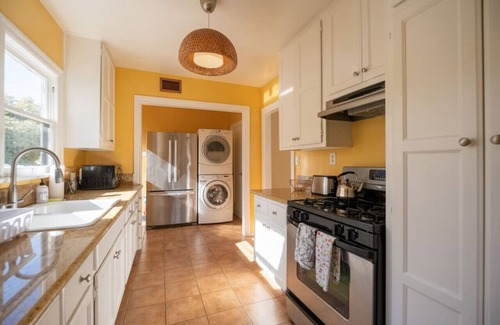 Mid-Wilshire House | Tranquil Comfortable Clean 2BR Home Mid Wilshire
