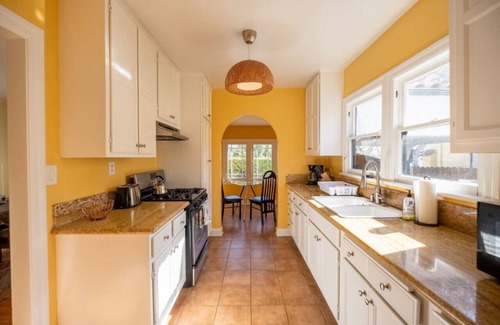 Mid-Wilshire House | Tranquil Comfortable Clean 2BR Home Mid Wilshire