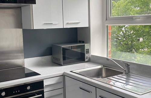 Queens Quarter Apartment | Tranquil & Comfy ~ 5* Central Location ~ Parking!
