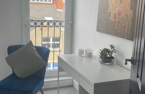 Queens Quarter Apartment | Tranquil & Comfy ~ 5* Central Location ~ Parking!
