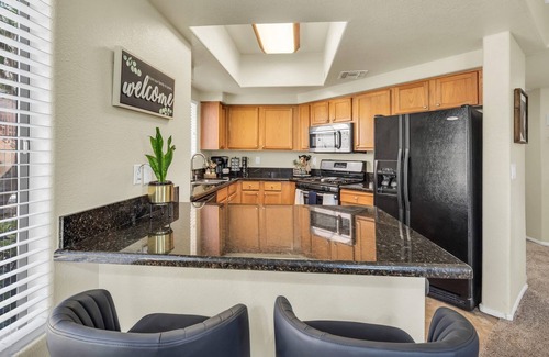 Maryvale Condo | ♥Tranquil & Comfy ~ ♛Queen Bed, Pool, Hot Tub, Gym