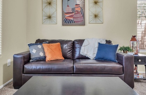 Maryvale Condo | ♥Tranquil & Comfy ~ ♛Queen Bed, Pool, Hot Tub, Gym