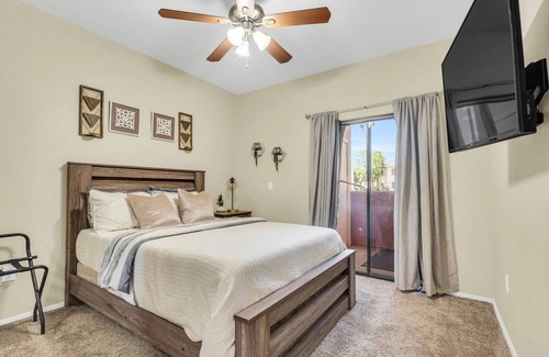 Maryvale Condo | ♥Tranquil & Comfy ~ ♛Queen Bed, Pool, Hot Tub, Gym
