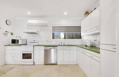 Lammermoor Beach House | Tranquil Cooee Bay! On the Esplanade!