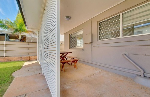 Lammermoor Beach House | Tranquil Cooee Bay! On the Esplanade!