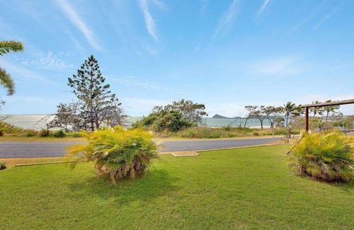 Lammermoor Beach House | Tranquil Cooee Bay! On the Esplanade!