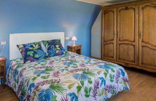 Sansac-Veinazes Cottage | Tranquil Cottage in Sansac with Balcony