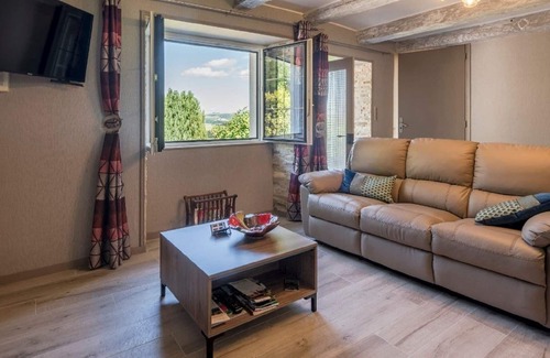 Sansac-Veinazes Cottage | Tranquil Cottage in Sansac with Balcony
