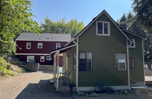 Bremerton Cottage | Tranquil cottage with mountain views