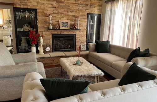 Burbank House | Tranquil Country Home King+Queen/Pet Friendly- Near Ponca State Park