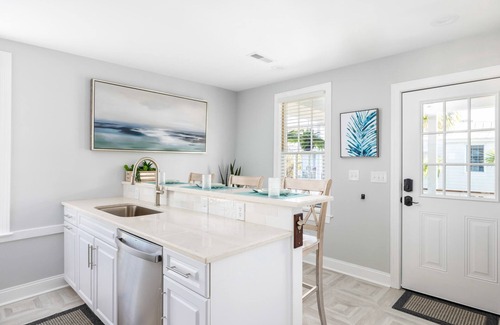 Cannonborough Elliotborough House | Tranquil Courtyard Retreat - 1 Block to King St!