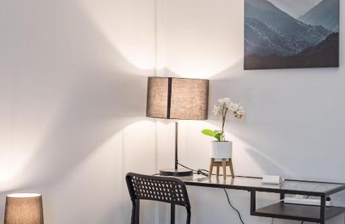 Burwood House | Tranquil Double Room - Next to Bus Station & Park & Chinatown - Shared Bathroom