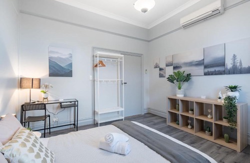 Burwood House | Tranquil Double Room - Next to Bus Station & Park & Chinatown - Shared Bathroom