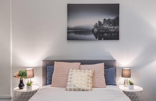 Burwood House | Tranquil Double Room - Next to Bus Station & Park & Chinatown - Shared Bathroom