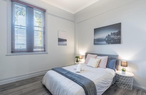 Burwood House | Tranquil Double Room - Next to Bus Station & Park & Chinatown - Shared Bathroom