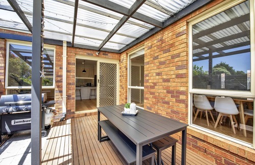 Dromana House | Tranquil Escape by Ready Set Stay - Beach, shops, internet, Foosball