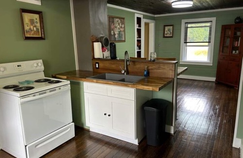 Simmonsville House | Tranquil Escape in New Castle