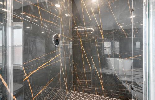Neartown Apartment | Tranquil Escape- Spa Bath & Pool for One or Couples