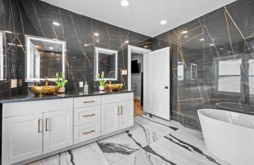 Neartown Apartment | Tranquil Escape- Spa Bath & Pool for One or Couples