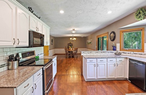 Springfield House | Tranquil Family Home w/Yard, 14 Mi to Springfield