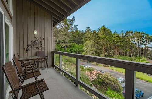 Otter Rock Apartment | Tranquil Forest-View Studio with Kitchen