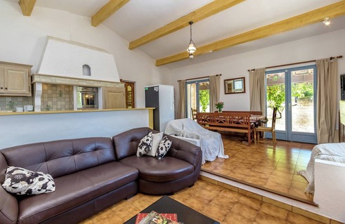 La Caravane Villa | Tranquil Villa Getaway with Pool