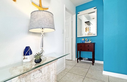 Santa Barbara Estates Apartment | Tranquil Garden Pied a Terre - Walk to Pompano's Public Beach!