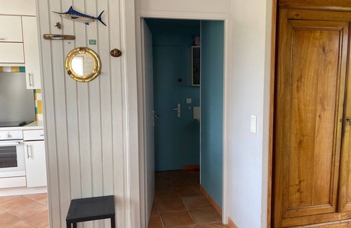 Bangor House | Tranquil Getaway: Modern House Near Bangor's Beaches & Shops, Garden, Fireplace, Sleeps 9