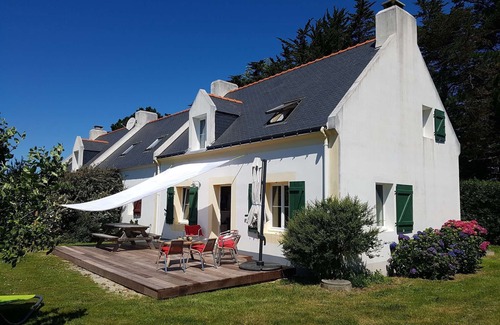 Bangor House | Tranquil Getaway: Modern House Near Bangor's Beaches & Shops, Garden, Fireplace, Sleeps 9