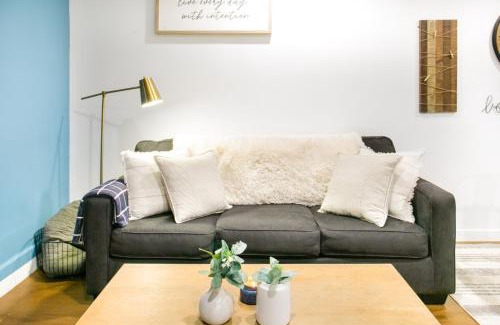 Valley Village House | Tranquil Getaway Retreat Sleeps 8 Guest Home