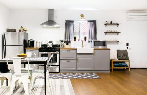 Valley Village House | Tranquil Getaway Retreat Sleeps 8 Guest Home