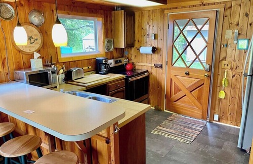 Bellaire Cabin | Tranquil Grass River Cottage Retreat