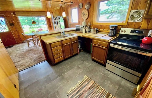 Bellaire Cabin | Tranquil Grass River Cottage Retreat