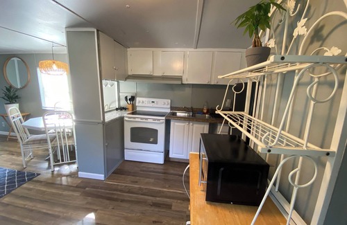Candler House | Tranquil Hidden Gem mobile home in awesome Ocala with AC, WiFi