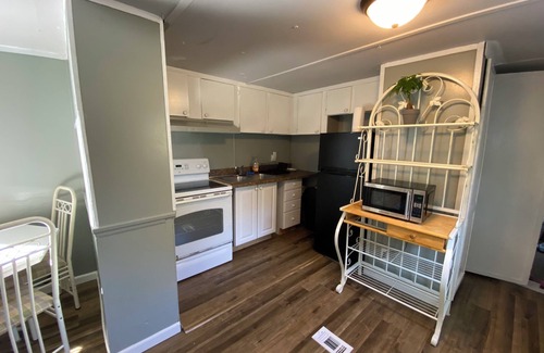 Candler House | Tranquil Hidden Gem mobile home in awesome Ocala with AC, WiFi