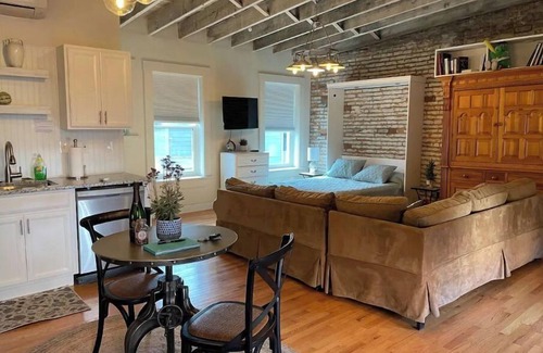 Cincinnati Cottage | Tranquil In-Town Garden Carriage House, No pet fee