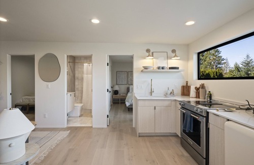 Bryn Mawr-Skyway House | Tranquil Lake View Guest Retreat