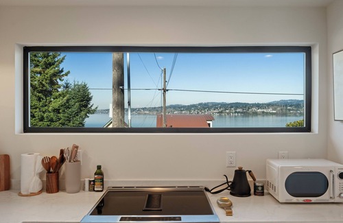 Bryn Mawr-Skyway House | Tranquil Lake View Guest Retreat