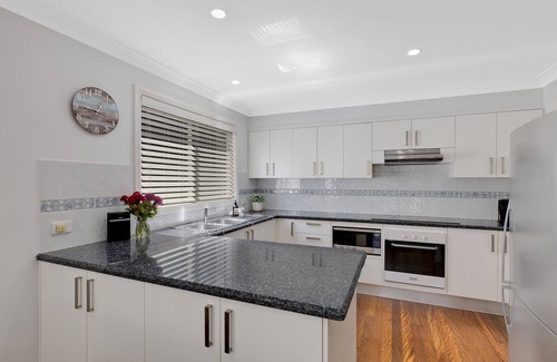 Avoca Beach House | Tranquil Lakefront Retreat 450m To The Beach