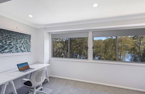 Avoca Beach House | Tranquil Lakefront Retreat 450m To The Beach