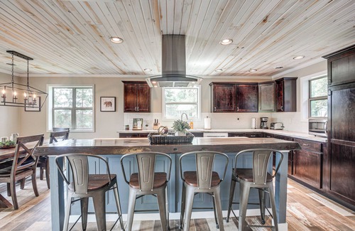 Tomahawk Cabin | Tranquil Lakefront Cabin: Fire Pit, Grill & Patio