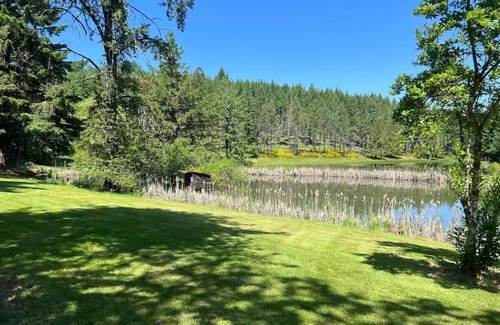 Corvallis House | Tranquil Lakeside Home