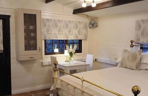 Netley Cabin | Tranquil Lodge Retreat in Southampton