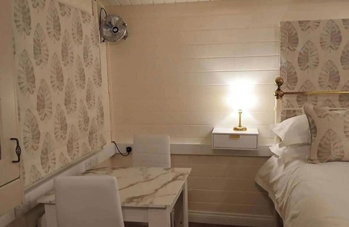 Netley Cabin | Tranquil Lodge Retreat in Southampton