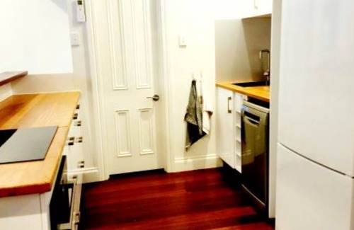 Albany House | Tranquil, modernised Cottage home, 300 metres from town centre & harbour views.